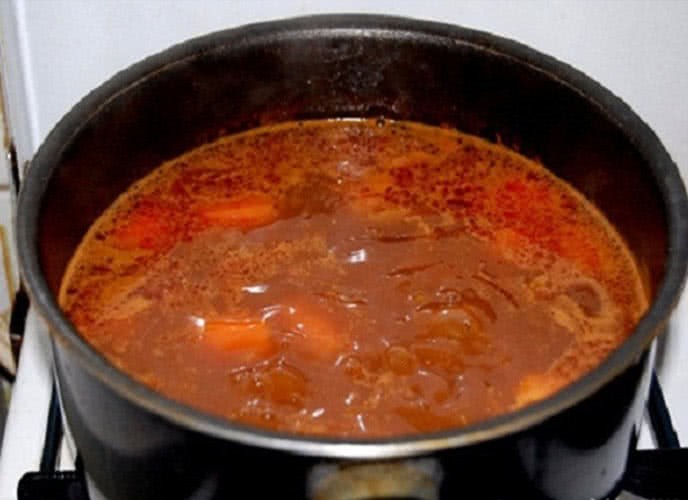 Nồi bò kho đang hầm trên bếp với thịt bò và gia vị