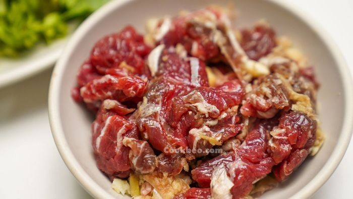 Thịt bò đã thái miếng và ướp gia vị đậm đà cho món bò kho sả nghệ