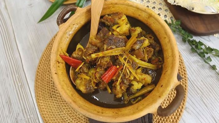 Nồi bò kho sả nghệ đang sôi liu riu trên bếp, thơm lừng