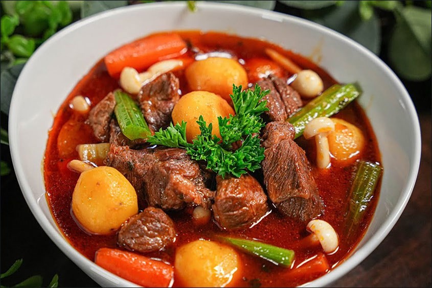 Món bò kho thành phẩm nóng hổi, chuẩn vị, sẵn sàng để thưởng thức