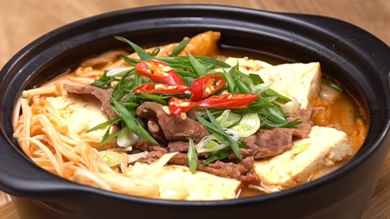 Canh thịt bò kim chi chua cay, ấm nóng với cách nấu thịt bò đơn giản