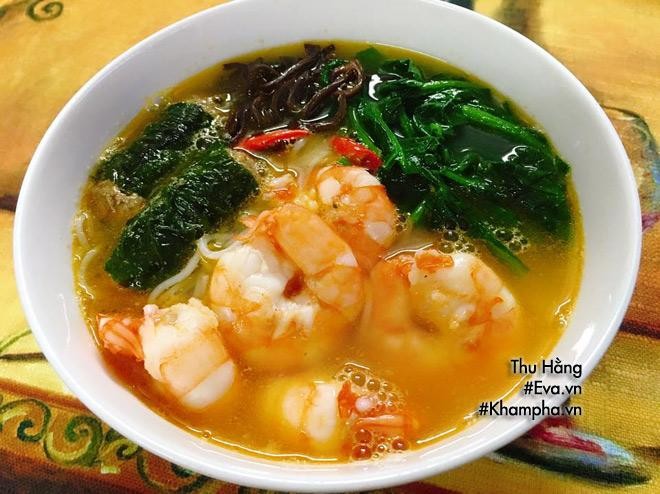 Thưởng thức bún tôm Hải Phòng nóng hổi với rau sống