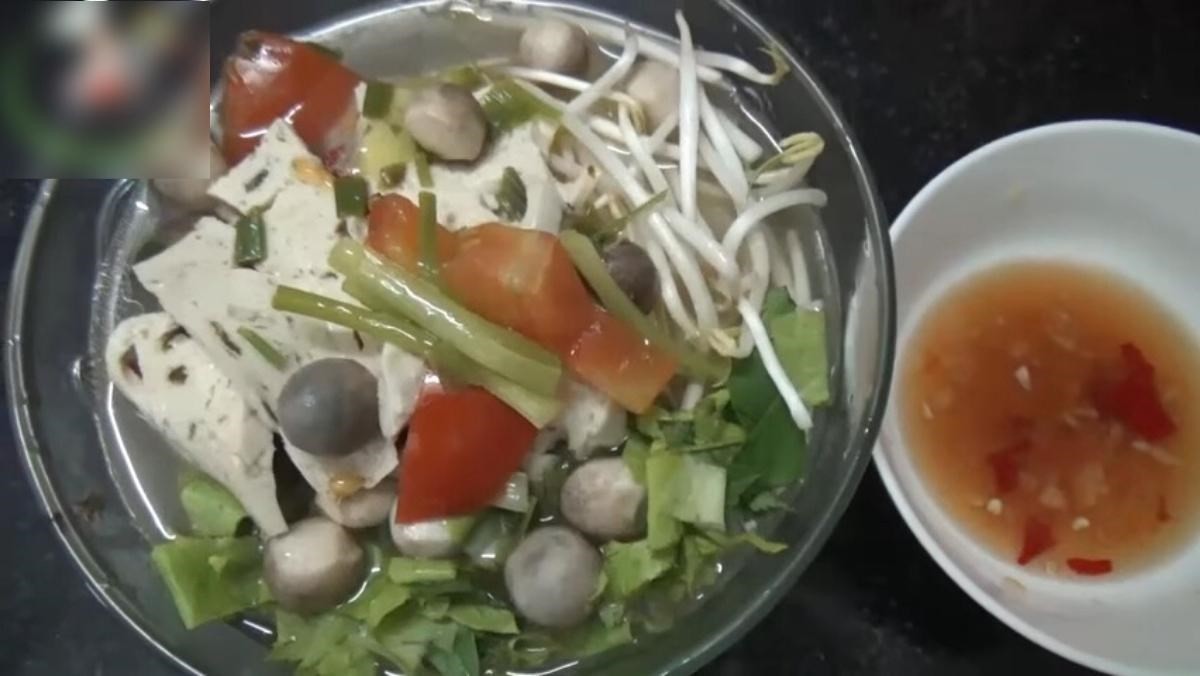 Tô bún chả cá chay sử dụng chả làm sẵn nhanh gọn
