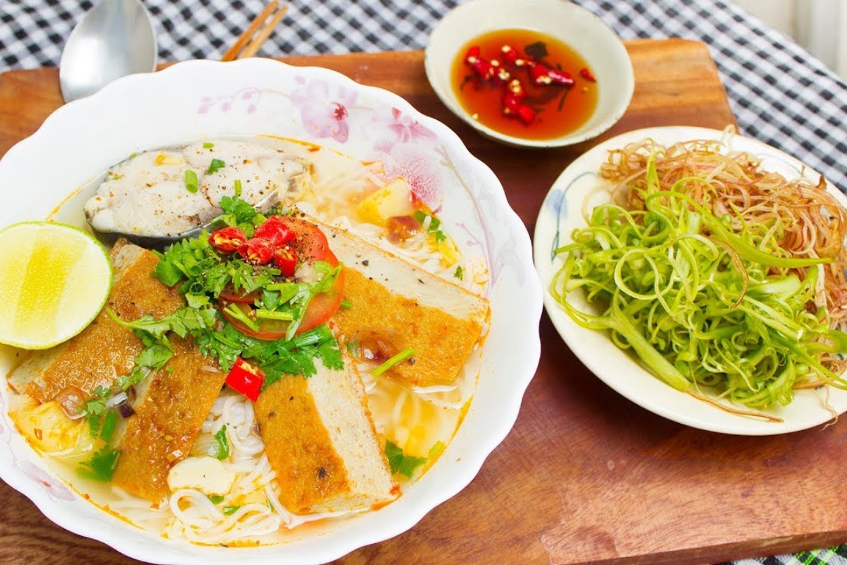 Sơ chế cá và các loại rau củ cho món bún chả cá