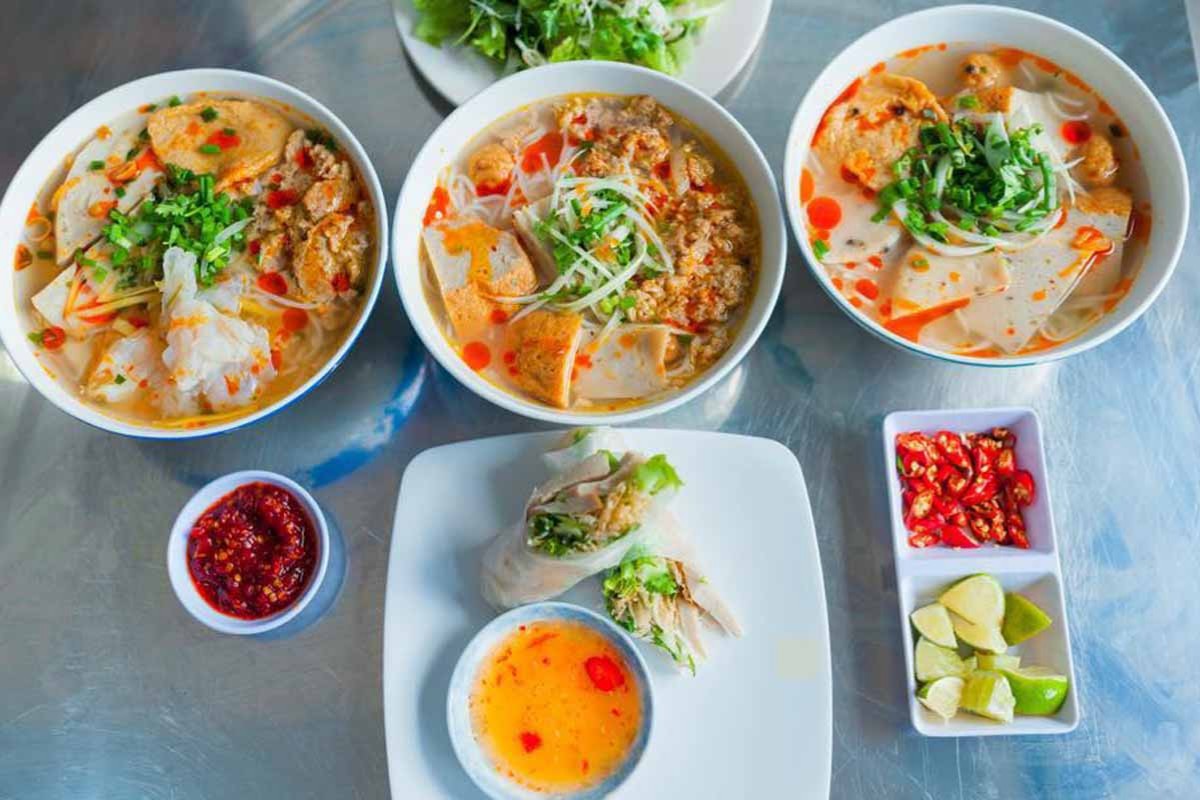 Thưởng thức tô bún chả cá Nha Trang tại Quán Cây Bàng