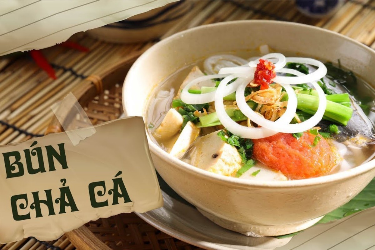 Mâm bún chả cá Nha Trang đầy đặn với đủ loại rau sống
