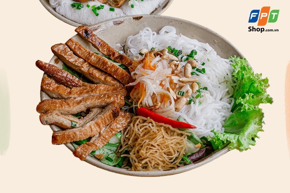 Tô bún thịt nướng chay với miếng thịt chay nướng vàng ươm, là một công thức bún chay cực ngon cho tín đồ ăn chay.