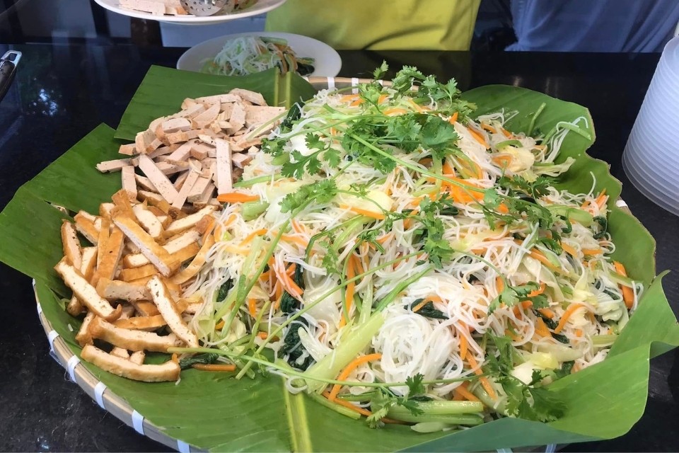 Đĩa bún xào chay hấp dẫn với rau củ và đậu hũ, một công thức bún chay cực ngon nhanh chóng.