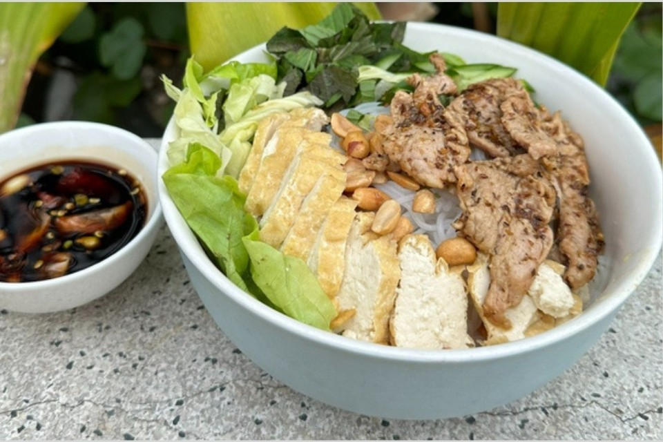 Tô bún nước tương chay đầy đủ topping và rau tươi, là một gợi ý bún chay cực ngon đơn giản.