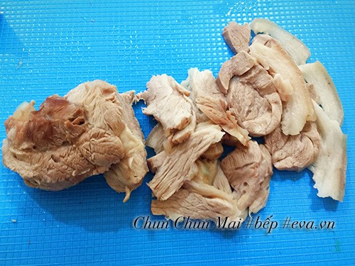 Thịt chân giò đã được luộc chín tới và thái lát mỏng đều đẹp