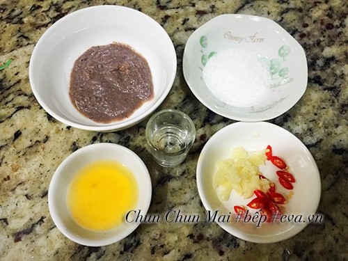 Các nguyên liệu pha mắm tôm: quất, ớt, tỏi, đường và mắm tôm đã được pha chế và đánh sủi bọt
