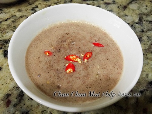Mẹt bún đậu mắm tôm đầy đủ với đậu chiên, bún, rau, thịt chân giò và chén mắm tôm