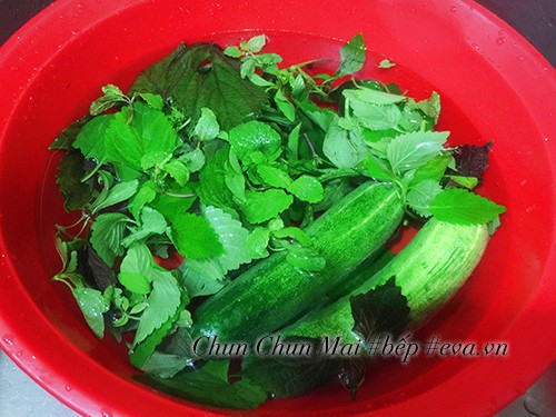 Dưa leo thái lát, các loại rau thơm tươi xanh và bún lá đã được sơ chế sạch sẽ
