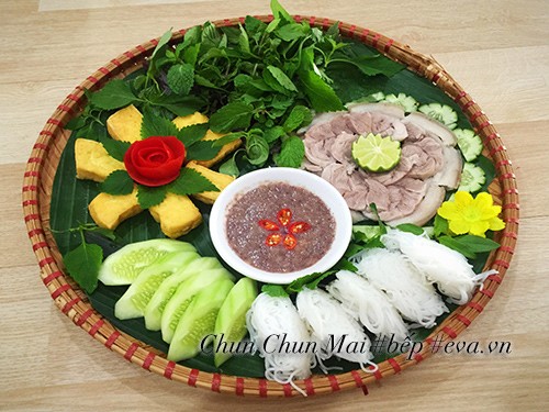 Một mẹt bún đậu mắm tôm đầy đủ các món ăn kèm, được bày trí đẹp mắt trên mẹt tre lót lá chuối