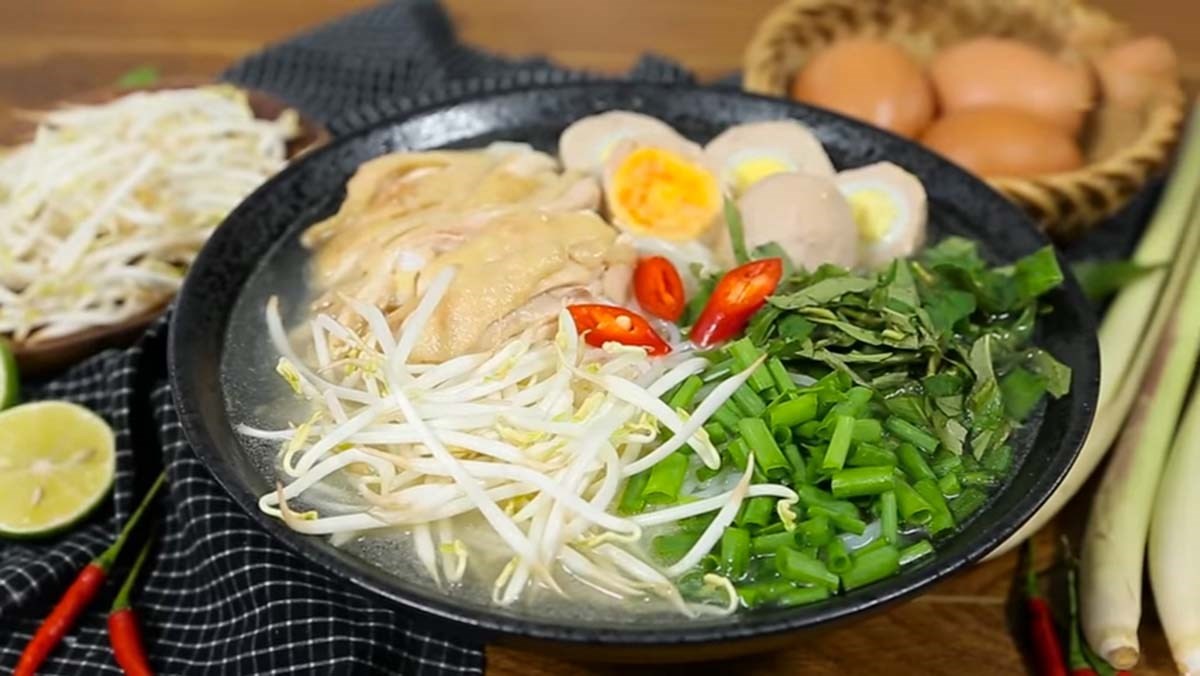 Tô bún gà mọc nóng hổi chuẩn vị truyền thống