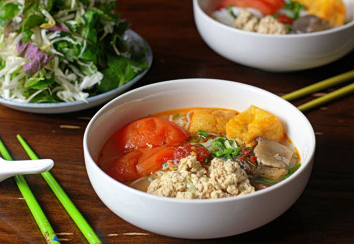 Tô bún riêu chay hấp dẫn với màu sắc bắt mắt và riêu đậu