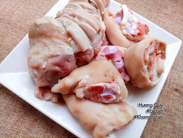 Chân giò làm sạch và bó chặt