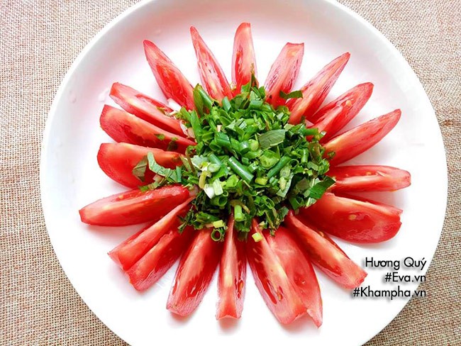 Sơ chế cà chua và các loại rau thơm cho bún mọc chân giò