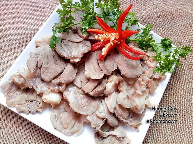 Chân giò luộc chín và thái lát mỏng