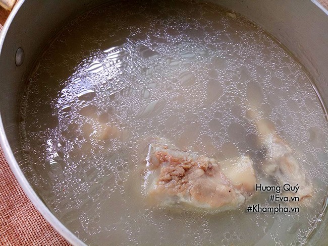 Hầm xương lấy nước dùng trong cho món bún mọc chân giò