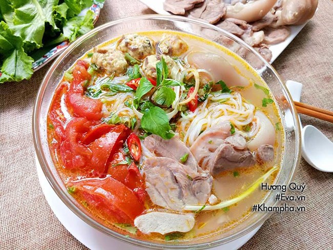 Trình bày tô bún mọc chân giò nóng hổi