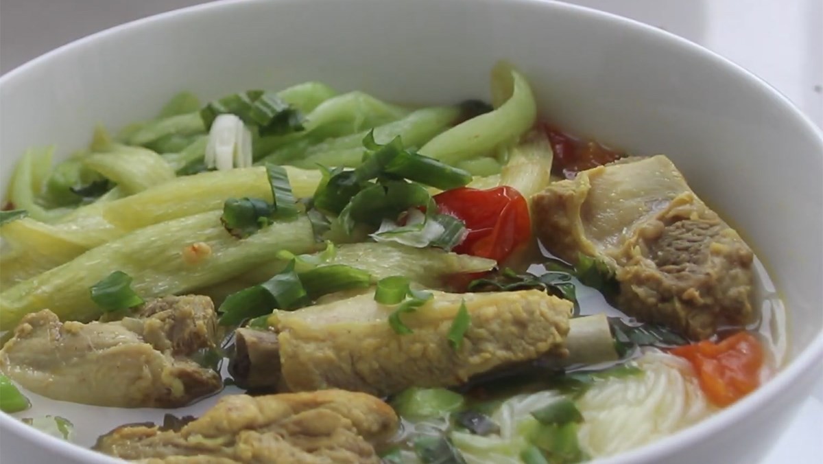Hình ảnh bún sườn nấu sấu dọc mùng thơm ngon
