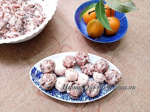 Các nguyên liệu đã trộn đều và viên thành thịt viên