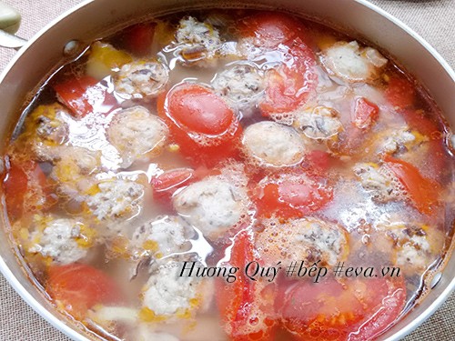 Nước dùng bún thịt viên sôi và các viên thịt đang được nấu chín