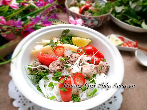 Tô bún đã chan nước dùng với thịt viên, măng và rau thơm