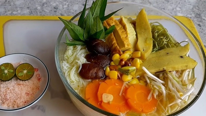 Bún cá Châu Đốc chay màu vàng nghệ bắt mắt