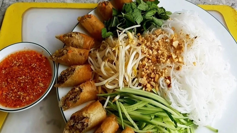 Tô bún chả giò chay giòn tan, thanh mát