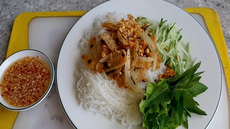 Bún thịt xào chay với lát heo chay dai ngon