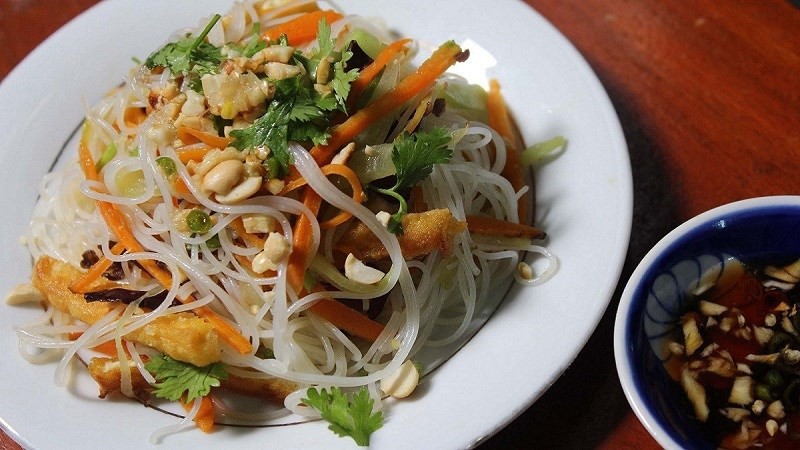 Đĩa bún xào chay thơm ngon, đầy màu sắc
