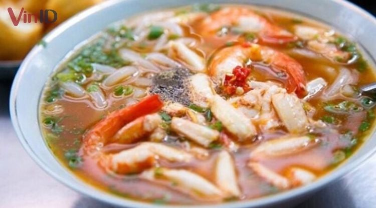 Khi hoàn thành, bạn thêm hành, ngò và chút tiêu để tăng hương vị