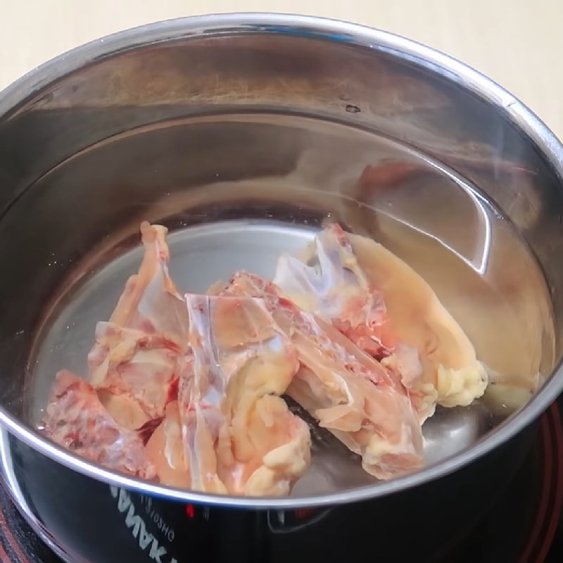 Vớt bọt khi hầm xương giúp nước dùng lẩu cá chép riêu được trong hơn