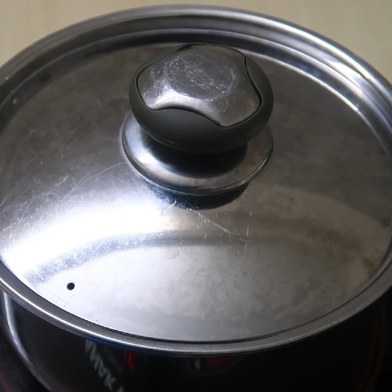 Nồi nước dùng hầm xương hoàn thành, sẵn sàng cho bước nấu riêu cá chép