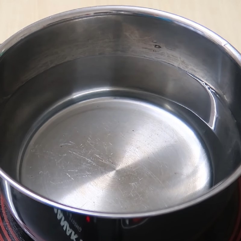 Hầm xương ức gà và hành tím để lấy nước dùng ngọt cho món cá chép nấu riêu
