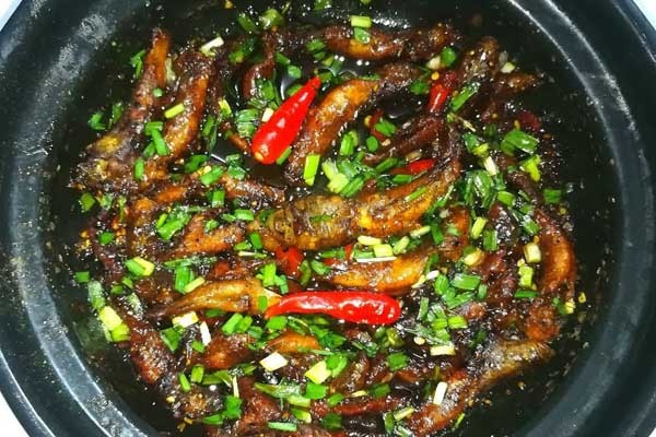 Đĩa cá bống kho tộ thơm ngon, nóng hổi, sẵn sàng dùng kèm cơm trắng.