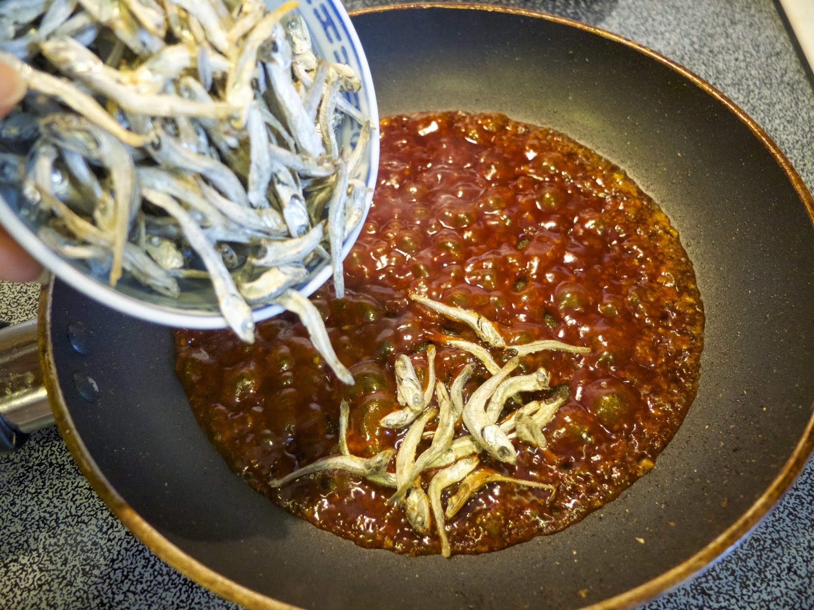 cá cơm khô sốt cà chua