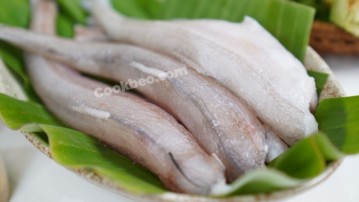 Cá khoai đã được sơ chế sạch sẽ và cắt khúc
