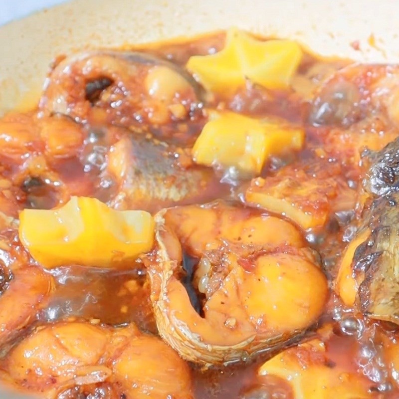 Thành phẩm cá lóc kho khế thơm ngon, đậm đà trên bàn ăn