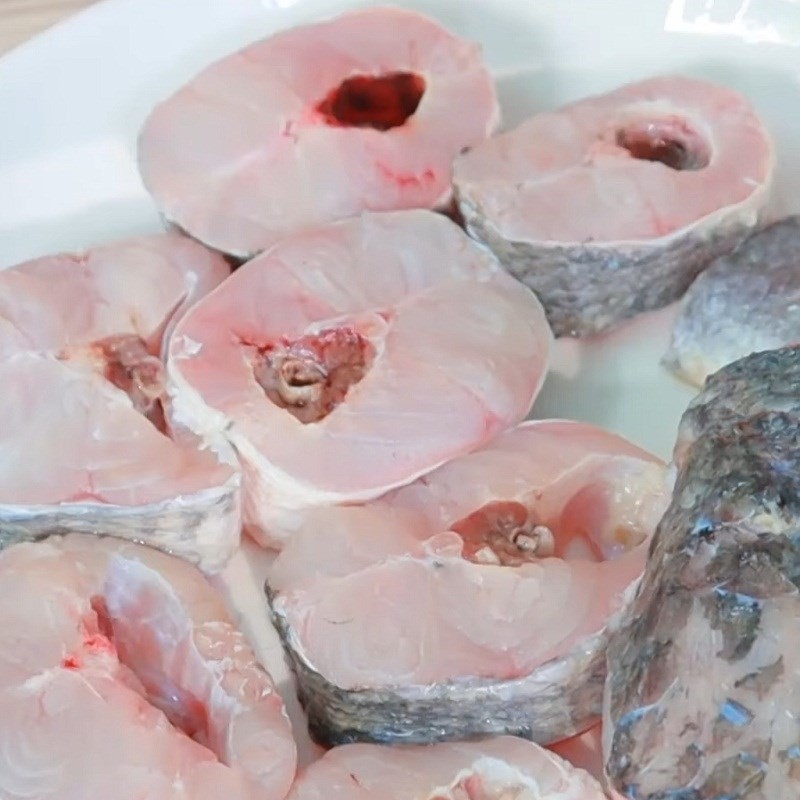 Cá lóc đã sơ chế sạch, sẵn sàng cho công đoạn ướp gia vị