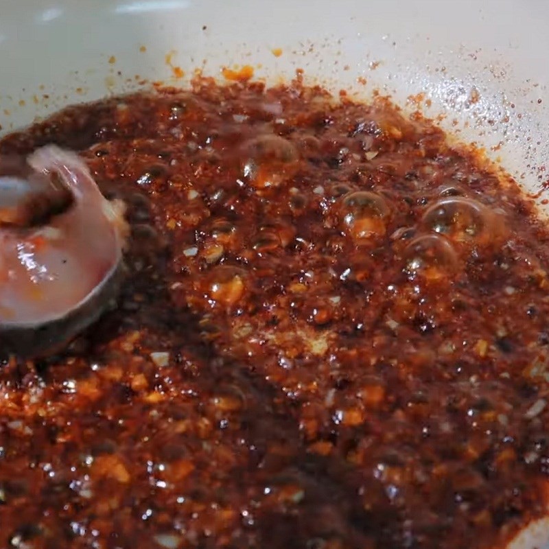 Quy trình làm nước màu và cho cá lóc vào nồi kho