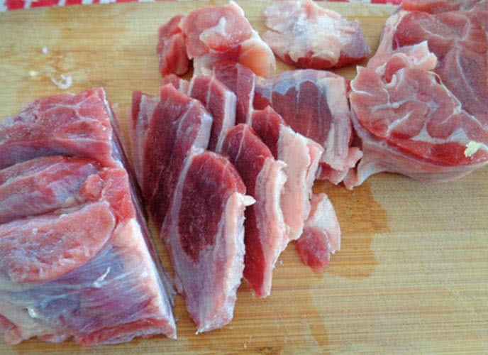Sơ chế thịt bò trước khi nấu khoai tây cà ri