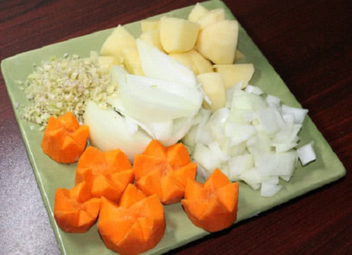 Xào tỏi và rau củ để làm nền cho món khoai tây nấu cà ri