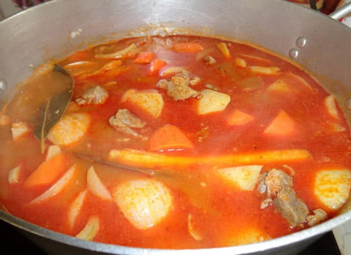 Cho thịt bò và rau củ vào nồi để hoàn tất món khoai tây nấu cà ri