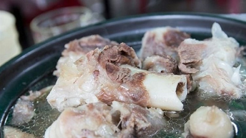 Ninh xương lợn để lấy nước dùng ngọt thanh cho món cá tầm om chuối đậu