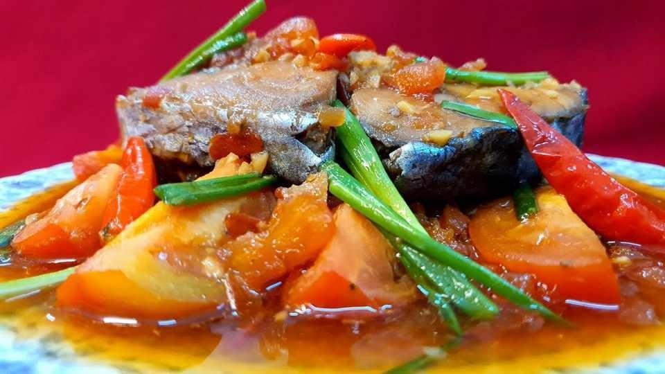 Quy trình kho cá thu cà chua với lửa vừa, cá thấm vị