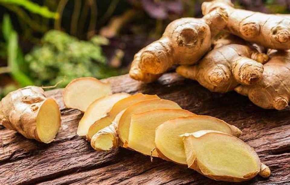 Chuẩn bị gừng để kho cá thu