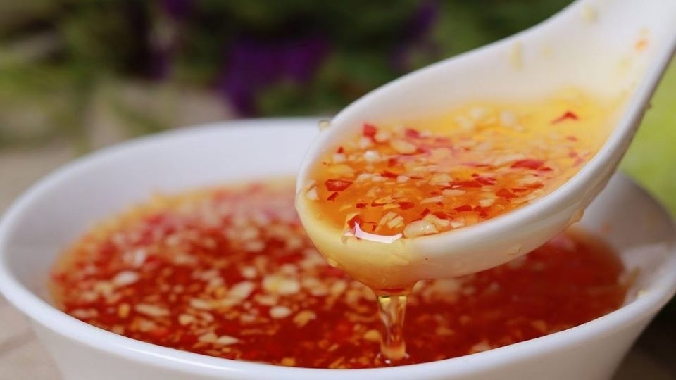 Kho cá thu thịt ba chỉ với lửa liu riu để cá và thịt thấm vị